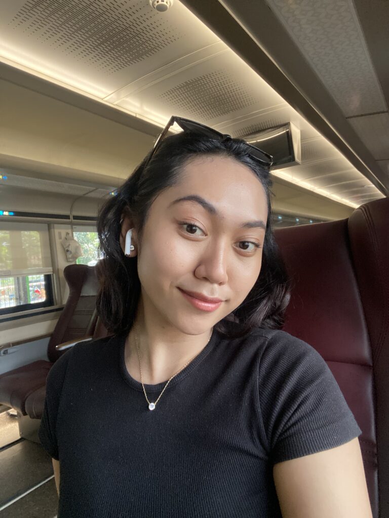 am student, looking for girl housemate